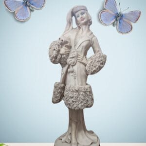 Estatua de dama francesa com seu mascote