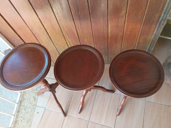Conjunto de três mesinhas as auxiliares. - Image 3
