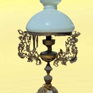 Abajur em bronze com cúpula de vidro