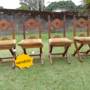 Jogo Com 04 Cadeiras Em Madeira