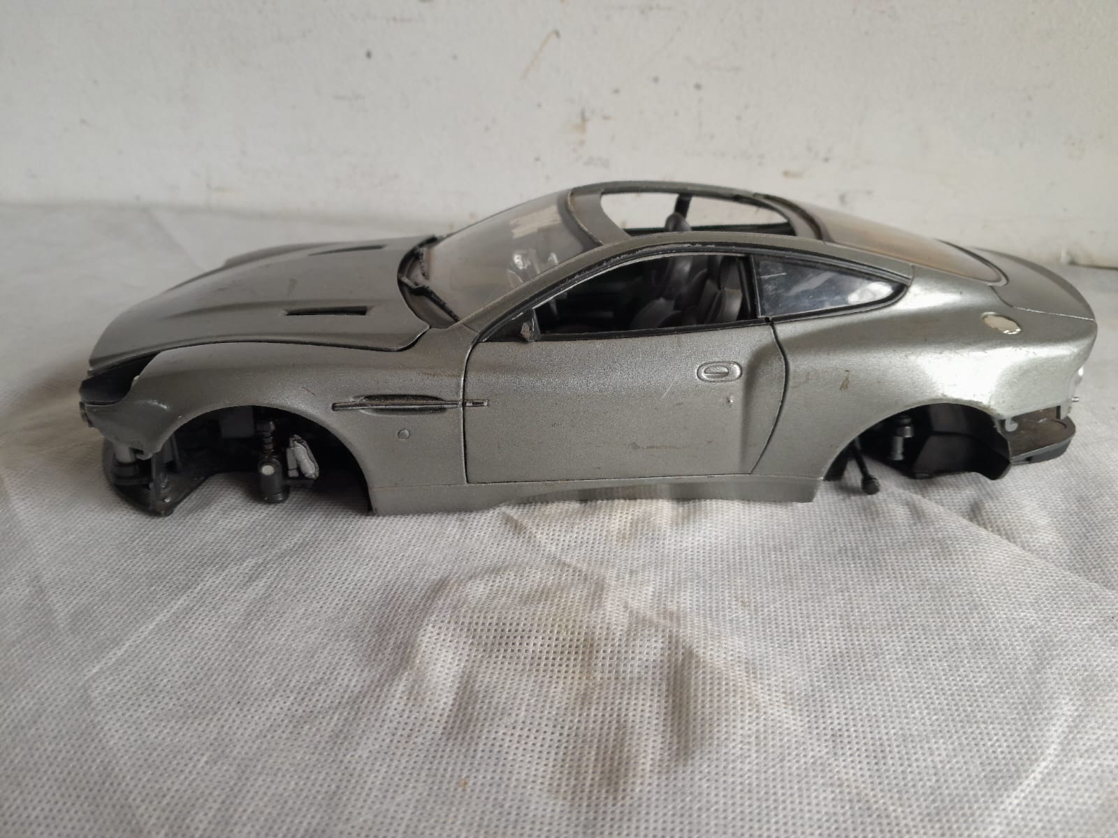 Miniatura Aston Martin V12 Vanquish #373 - Imagem 3