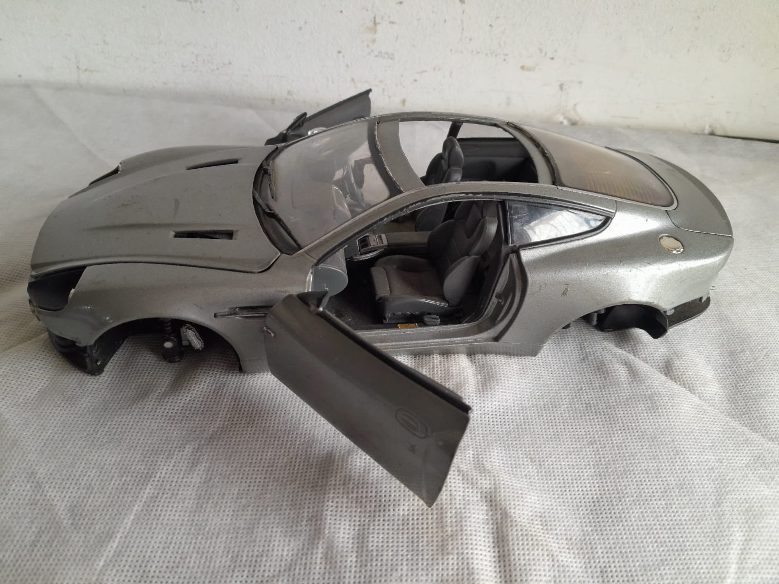 Miniatura Aston Martin V12 Vanquish #373 - Imagem 4