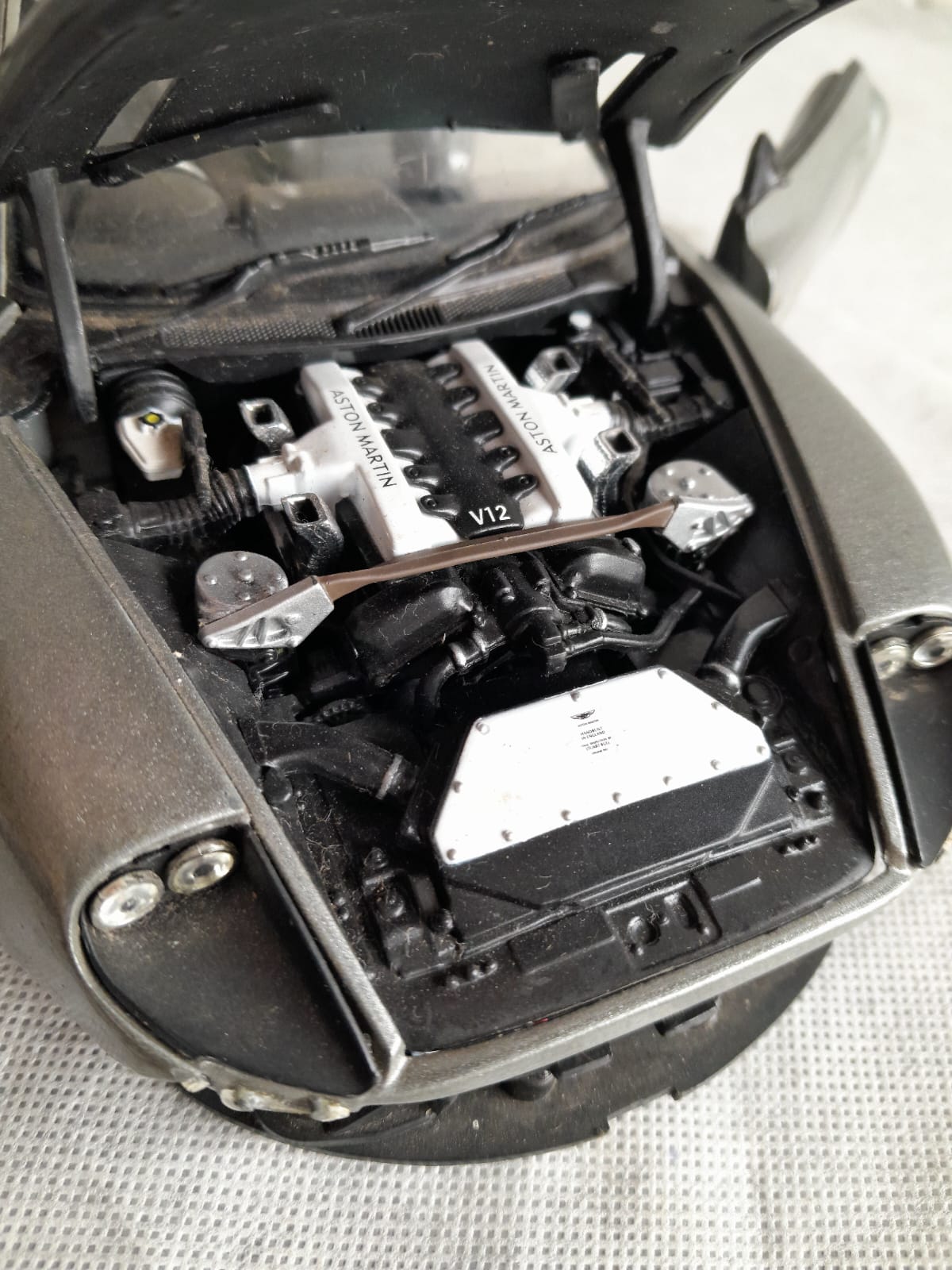 Miniatura Aston Martin V12 Vanquish #373 - Imagem 7